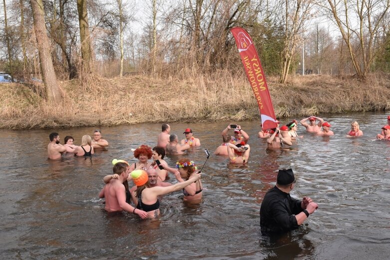  Wykąpali się w zimnej Rawce i pomogli Filipkowi 