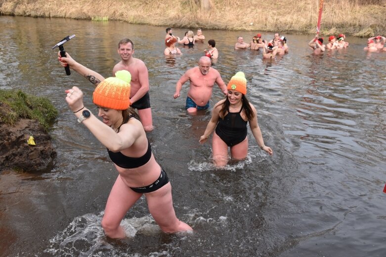  Wykąpali się w zimnej Rawce i pomogli Filipkowi 