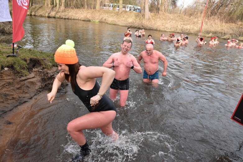  Wykąpali się w zimnej Rawce i pomogli Filipkowi 