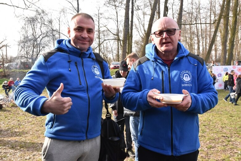  Wykąpali się w zimnej Rawce i pomogli Filipkowi 