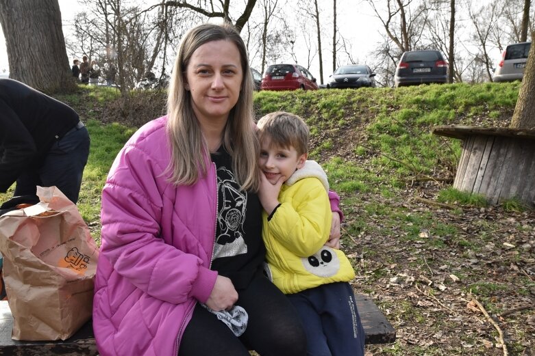  Wykąpali się w zimnej Rawce i pomogli Filipkowi 