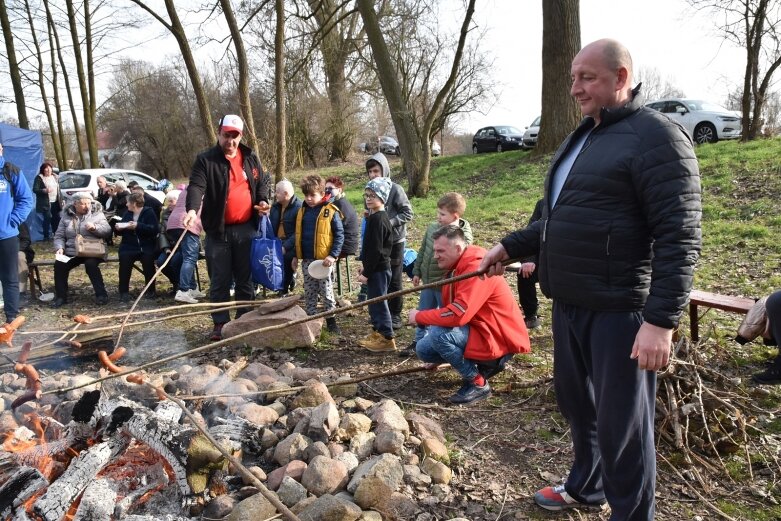  Wykąpali się w zimnej Rawce i pomogli Filipkowi 