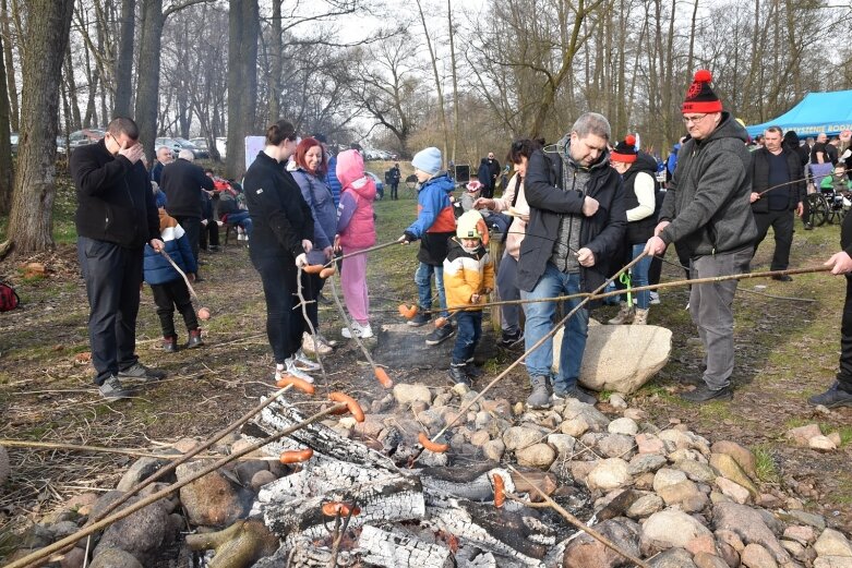  Wykąpali się w zimnej Rawce i pomogli Filipkowi 