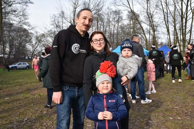  Wykąpali się w zimnej Rawce i pomogli Filipkowi 