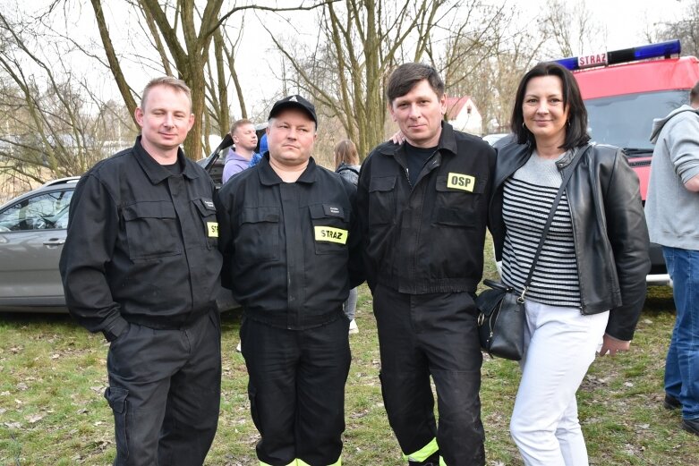  Wykąpali się w zimnej Rawce i pomogli Filipkowi 