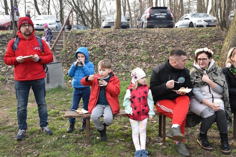  Wykąpali się w zimnej Rawce i pomogli Filipkowi 