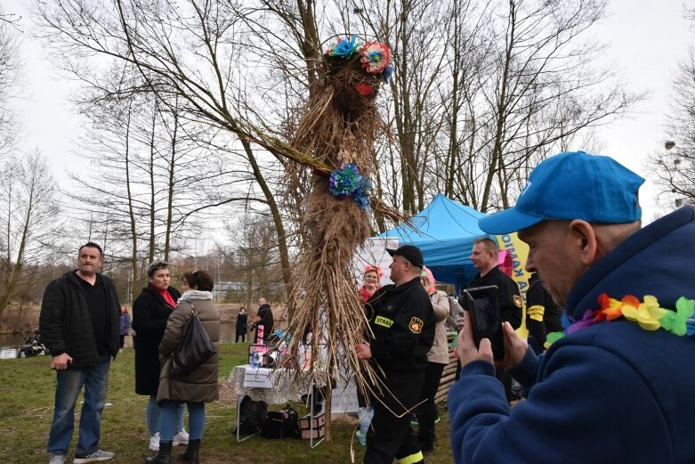  Wykąpali się w zimnej Rawce i pomogli Filipkowi 