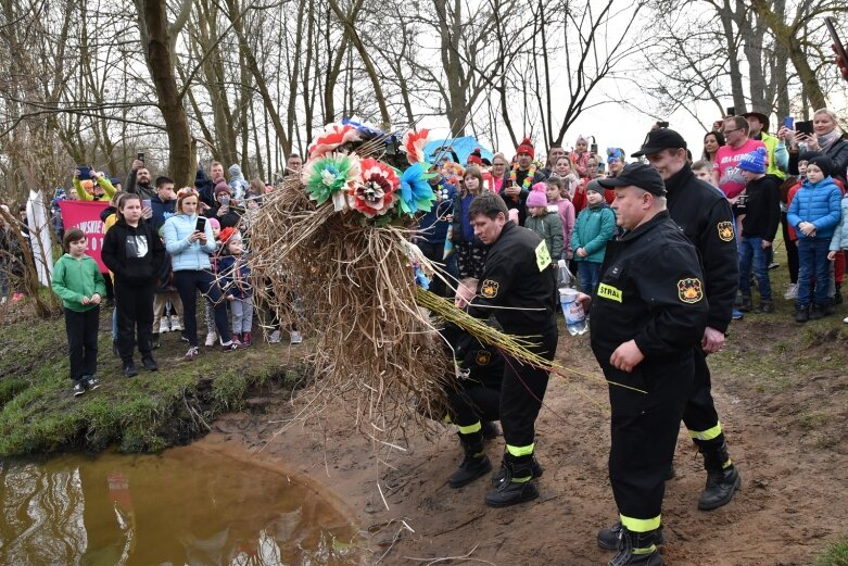  Wykąpali się w zimnej Rawce i pomogli Filipkowi 