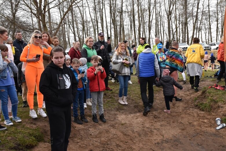  Wykąpali się w zimnej Rawce i pomogli Filipkowi 