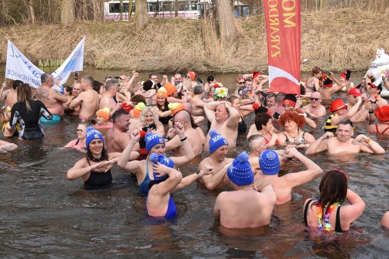  Wykąpali się w zimnej Rawce i pomogli Filipkowi 