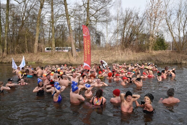  Wykąpali się w zimnej Rawce i pomogli Filipkowi 