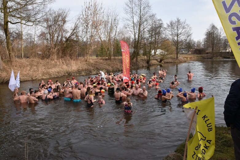  Wykąpali się w zimnej Rawce i pomogli Filipkowi 