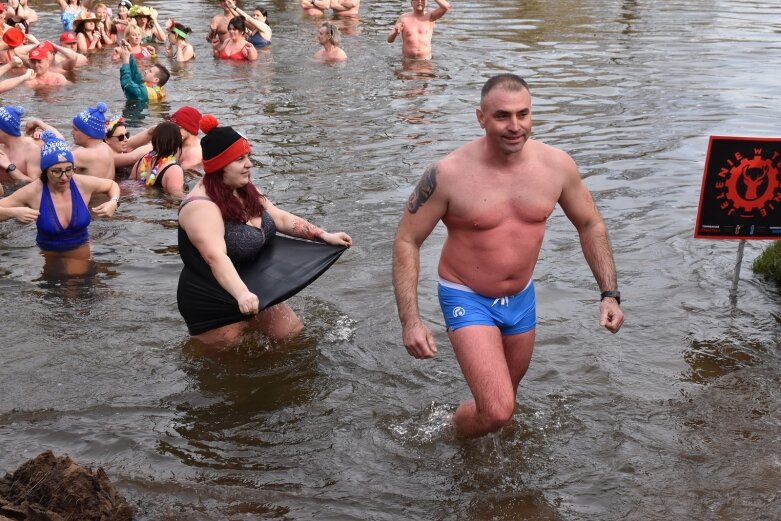  Wykąpali się w zimnej Rawce i pomogli Filipkowi 