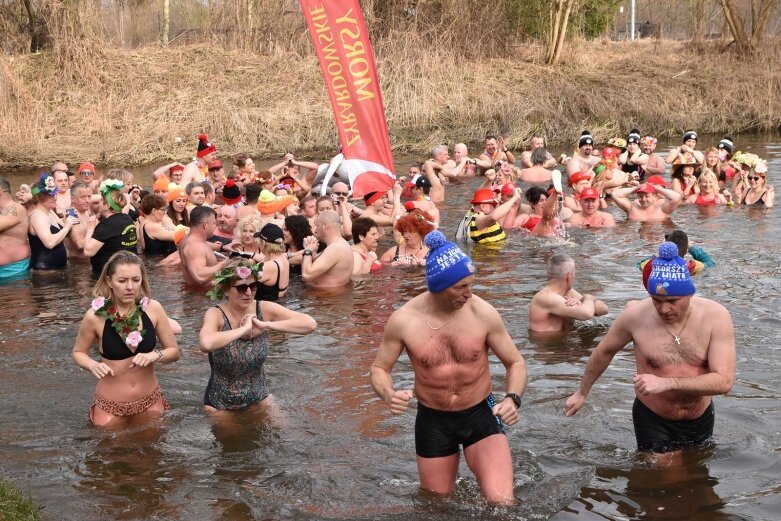  Wykąpali się w zimnej Rawce i pomogli Filipkowi 