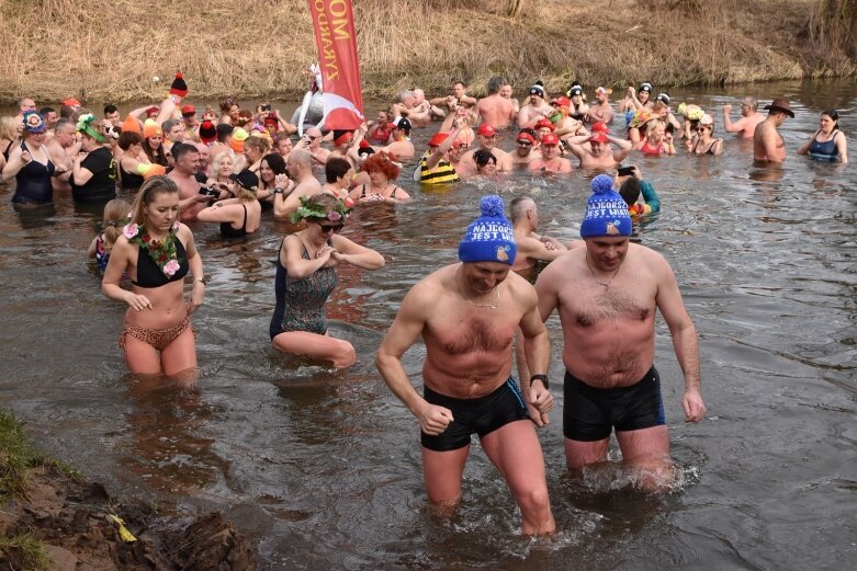  Wykąpali się w zimnej Rawce i pomogli Filipkowi 