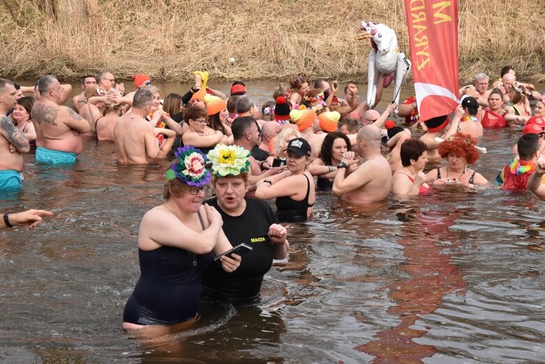  Wykąpali się w zimnej Rawce i pomogli Filipkowi 