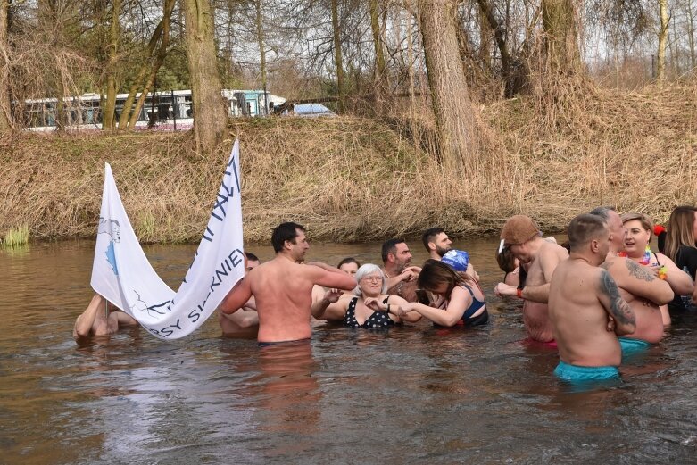  Wykąpali się w zimnej Rawce i pomogli Filipkowi 