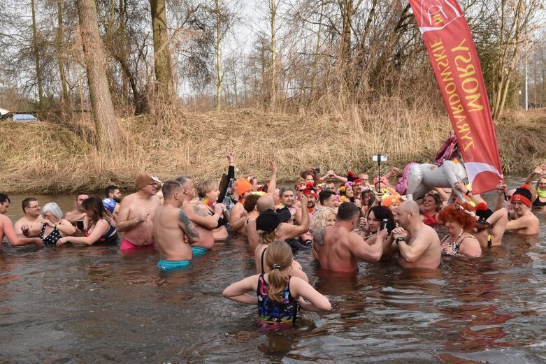  Wykąpali się w zimnej Rawce i pomogli Filipkowi 