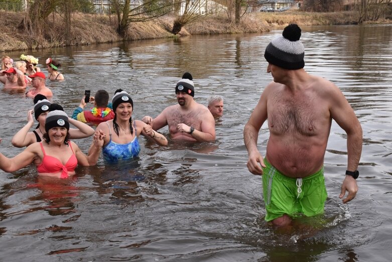  Wykąpali się w zimnej Rawce i pomogli Filipkowi 