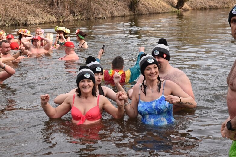  Wykąpali się w zimnej Rawce i pomogli Filipkowi 