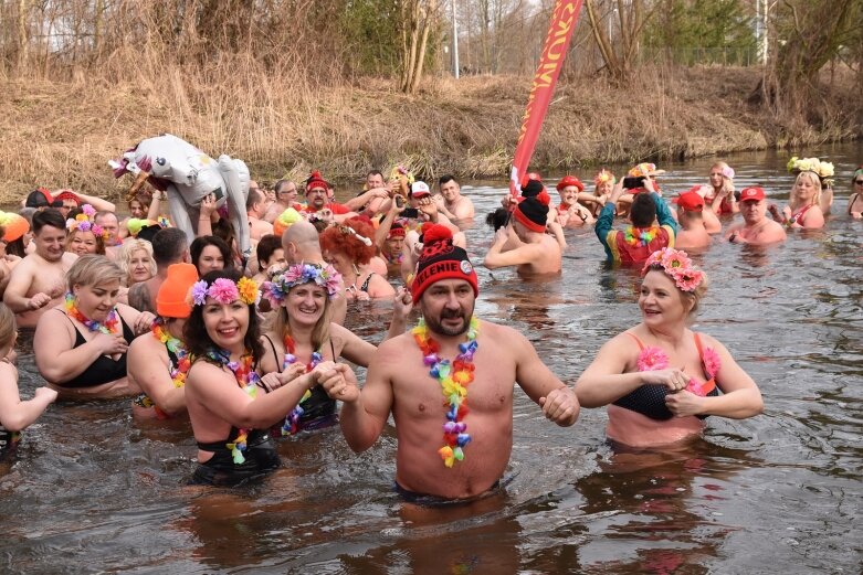  Wykąpali się w zimnej Rawce i pomogli Filipkowi 