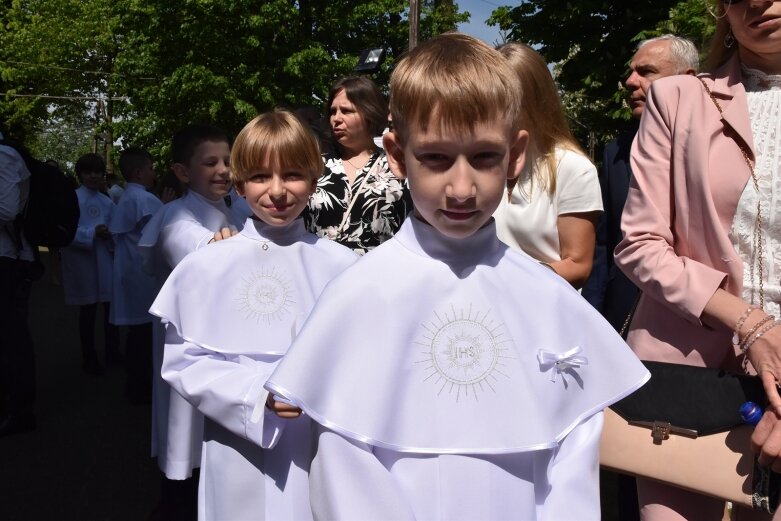  Z czystymi sercami przystąpili do sakramentu pierwszej komunii 