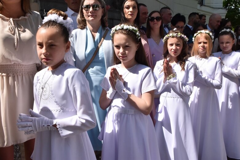  Z czystymi sercami przystąpili do sakramentu pierwszej komunii 