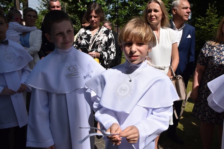  Z czystymi sercami przystąpili do sakramentu pierwszej komunii 