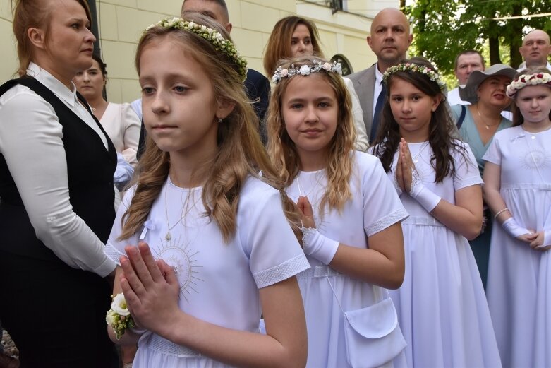  Z czystymi sercami przystąpili do sakramentu pierwszej komunii 