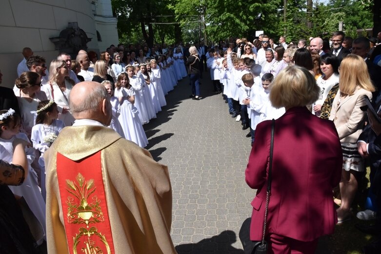  Z czystymi sercami przystąpili do sakramentu pierwszej komunii 