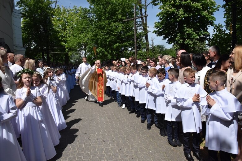  Z czystymi sercami przystąpili do sakramentu pierwszej komunii 