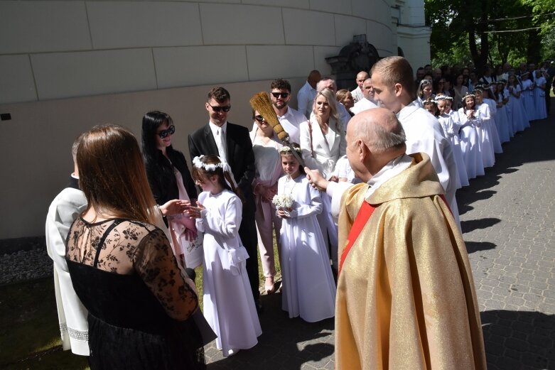  Z czystymi sercami przystąpili do sakramentu pierwszej komunii 