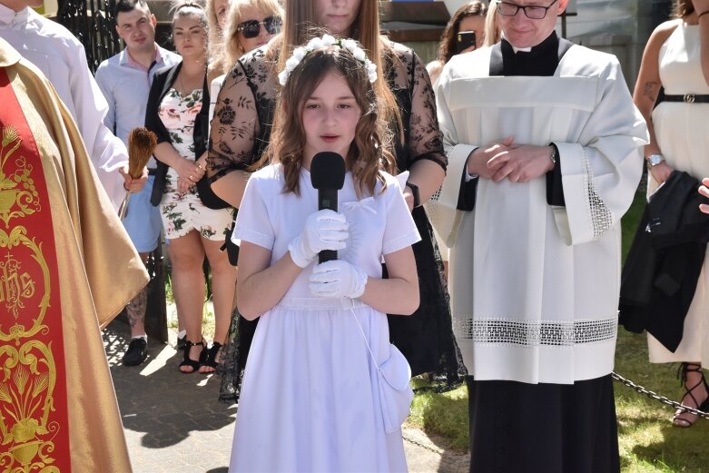  Z czystymi sercami przystąpili do sakramentu pierwszej komunii 