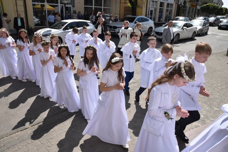  Z czystymi sercami przystąpili do sakramentu pierwszej komunii 