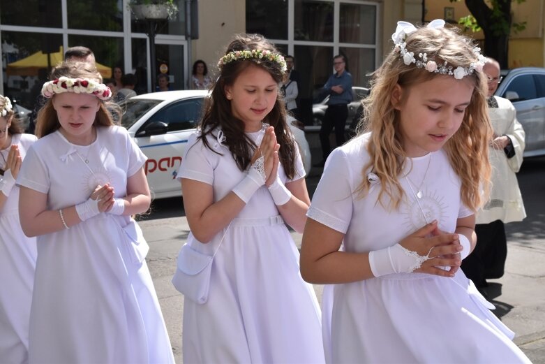  Z czystymi sercami przystąpili do sakramentu pierwszej komunii 