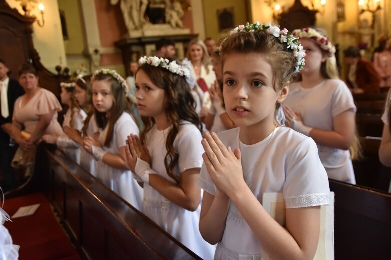  Z czystymi sercami przystąpili do sakramentu pierwszej komunii 