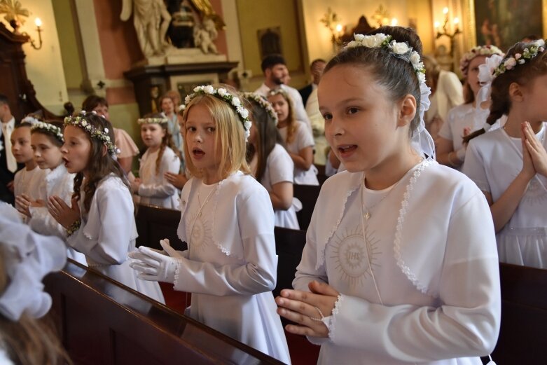  Z czystymi sercami przystąpili do sakramentu pierwszej komunii 