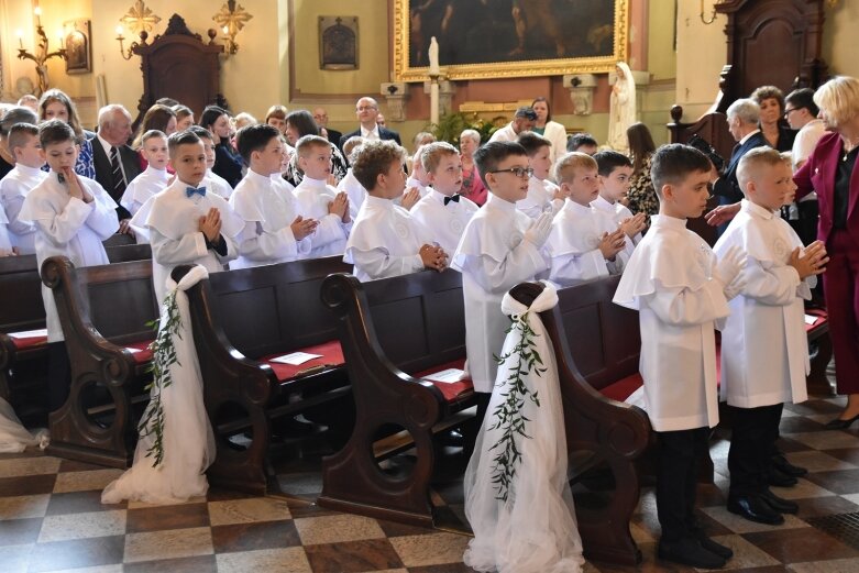  Z czystymi sercami przystąpili do sakramentu pierwszej komunii 