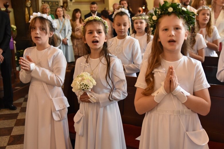  Z czystymi sercami przystąpili do sakramentu pierwszej komunii 