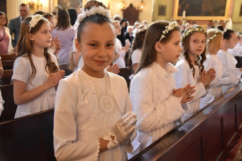  Z czystymi sercami przystąpili do sakramentu pierwszej komunii 