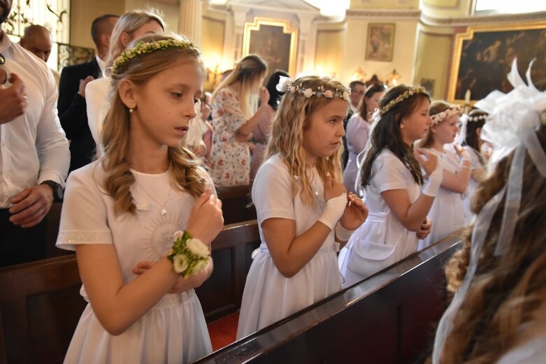  Z czystymi sercami przystąpili do sakramentu pierwszej komunii 