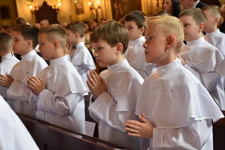  Z czystymi sercami przystąpili do sakramentu pierwszej komunii 