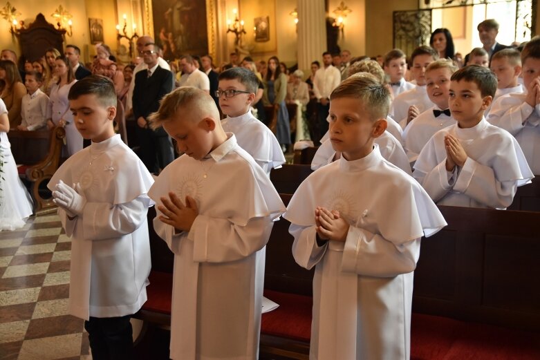  Z czystymi sercami przystąpili do sakramentu pierwszej komunii 