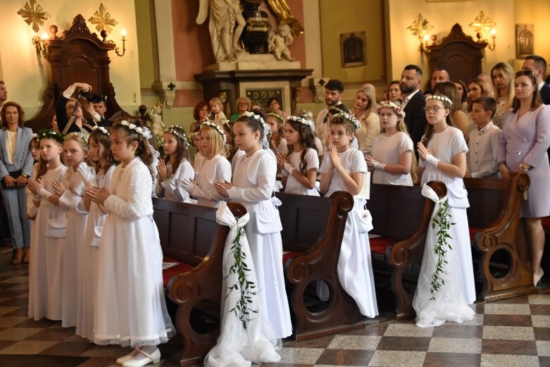  Z czystymi sercami przystąpili do sakramentu pierwszej komunii 