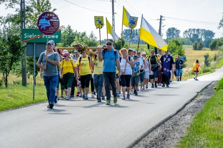  Z intencjami w sercu zmierzają do Częstochowy  