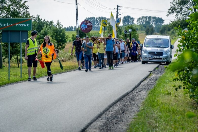  Z intencjami w sercu zmierzają do Częstochowy  