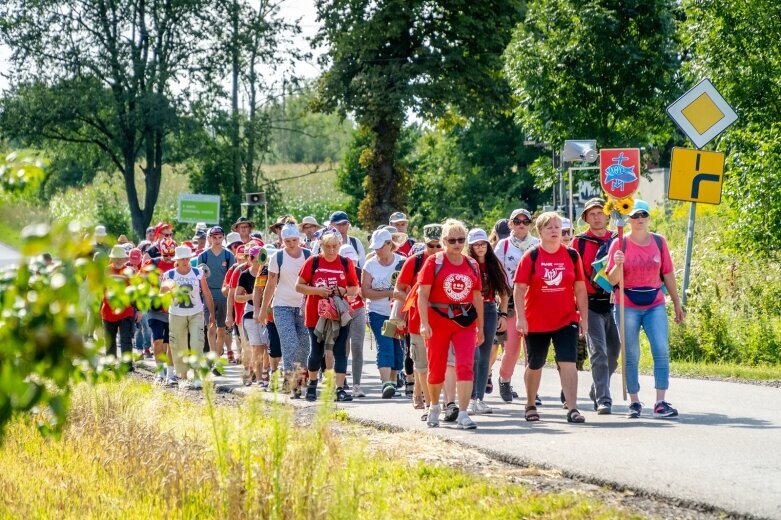  Z intencjami w sercu zmierzają do Częstochowy  