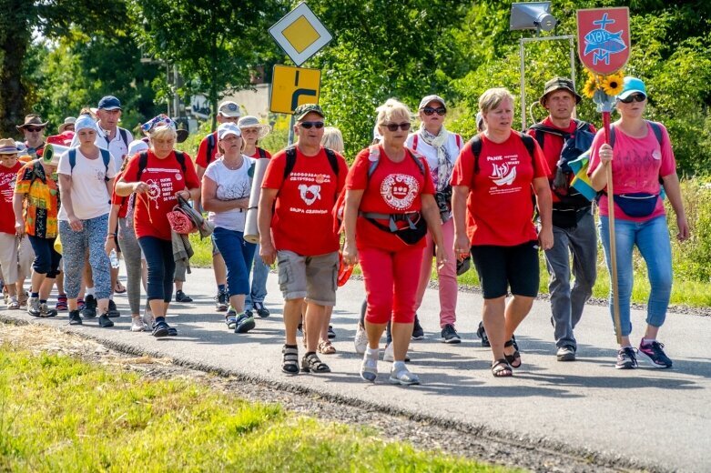  Z intencjami w sercu zmierzają do Częstochowy  