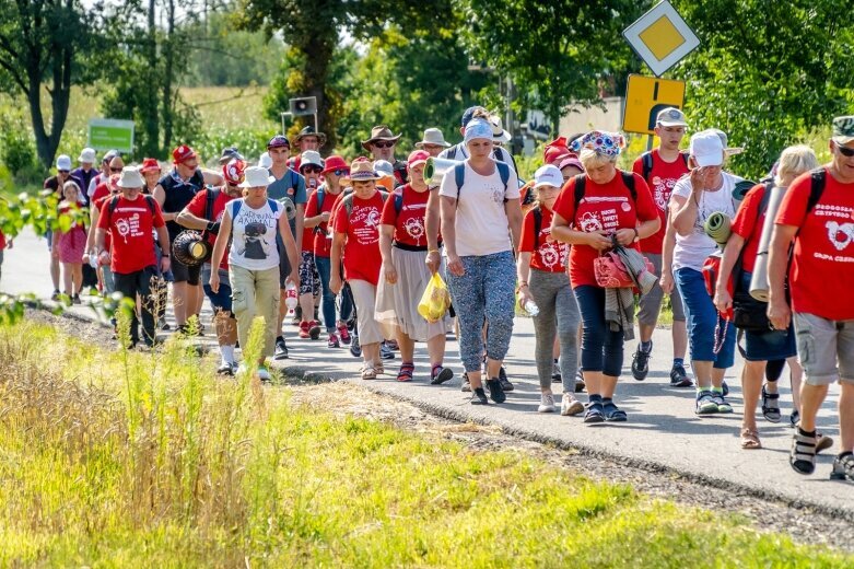  Z intencjami w sercu zmierzają do Częstochowy  