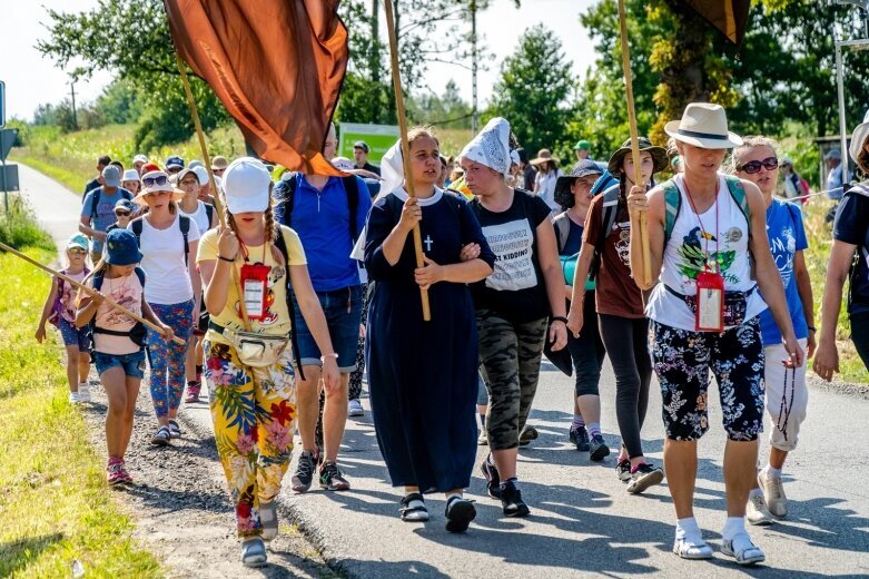  Z intencjami w sercu zmierzają do Częstochowy  